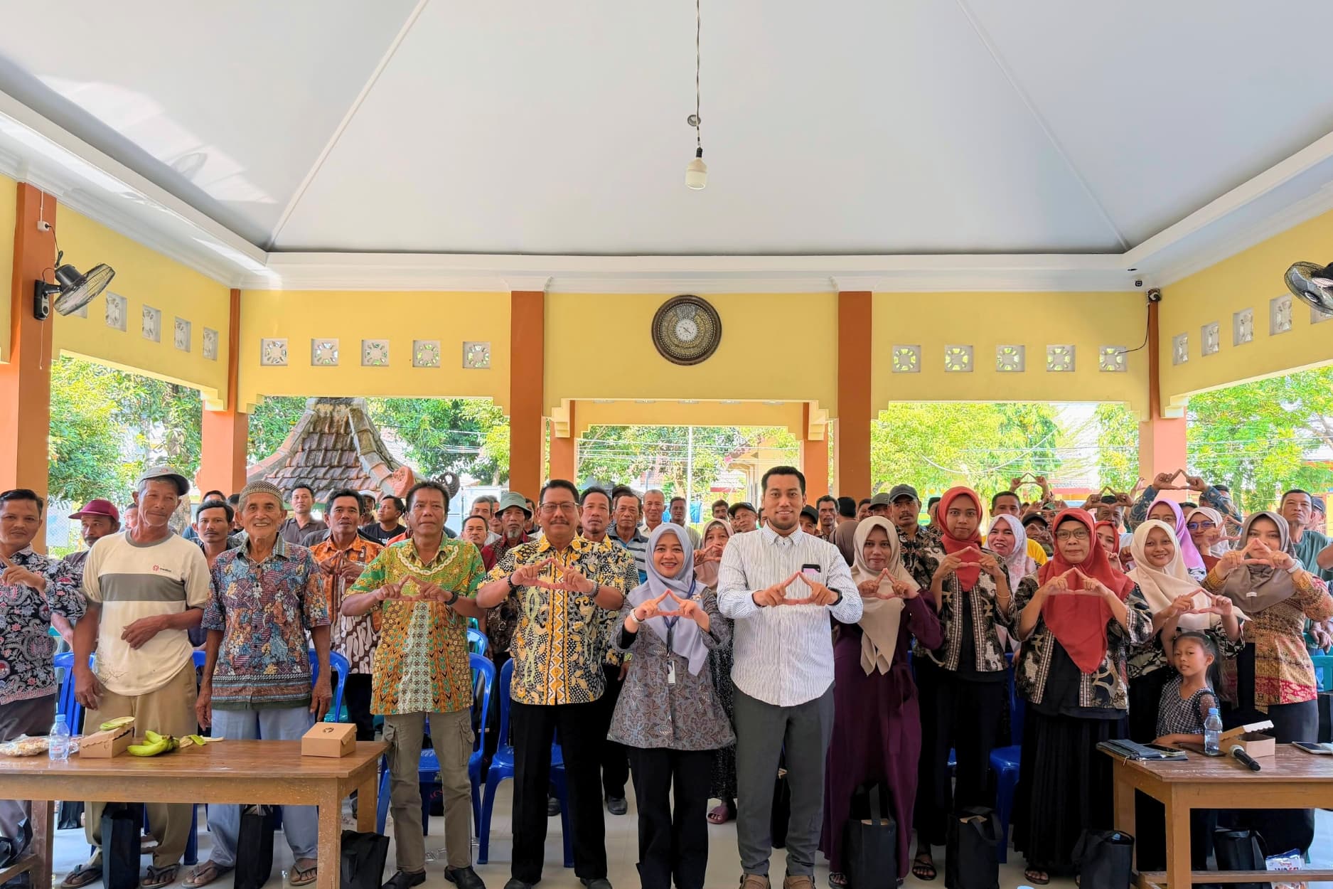 Foto bersama peserta Workshop Literasi Keuangan di Balai Desa Sambongrejo, Tuban, 2026