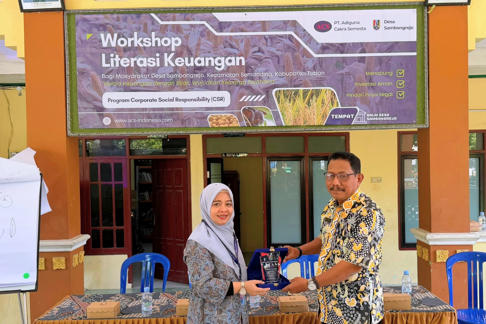Penyerahan sertifikat dan plakat Workshop Literasi Keuangan 2026