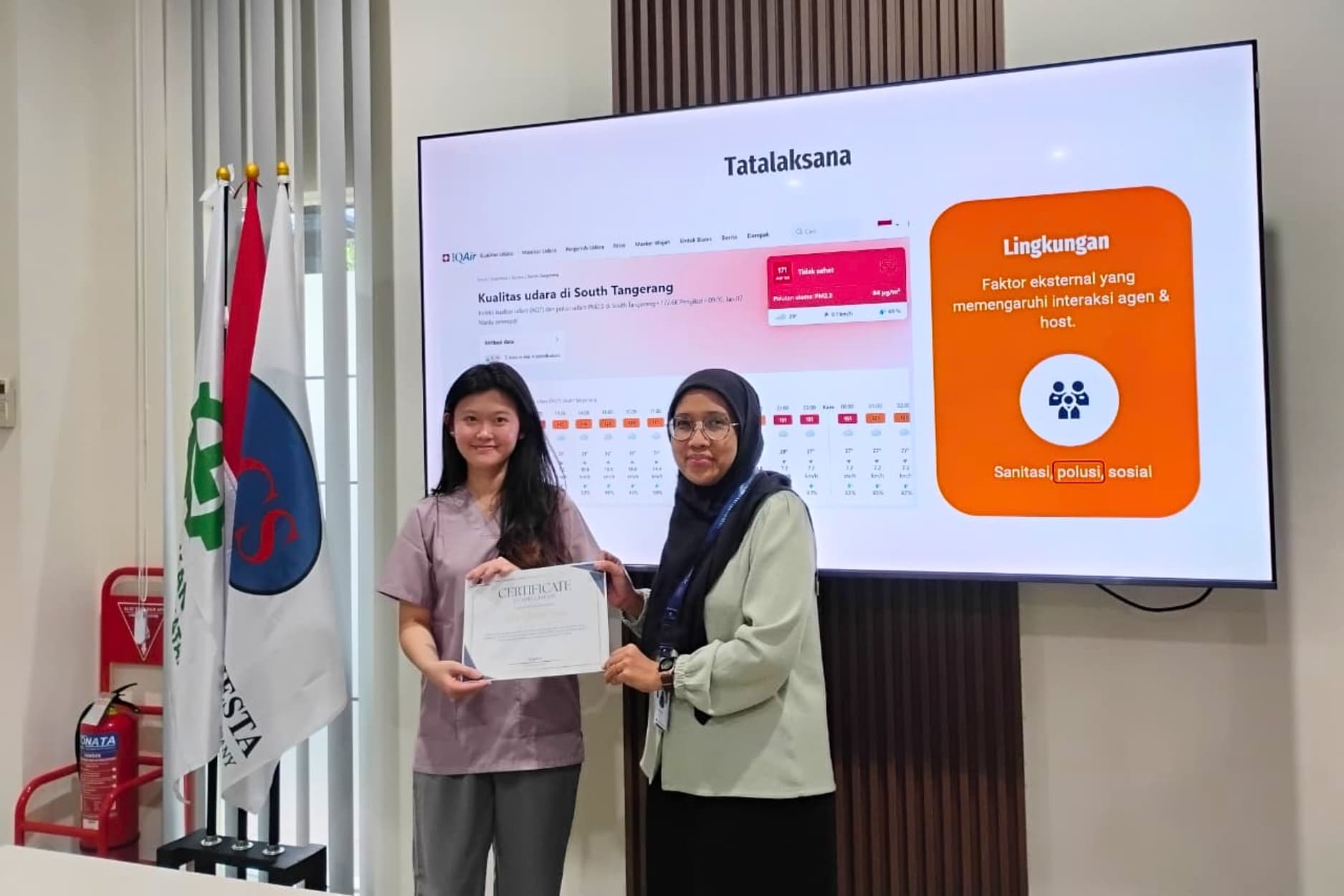 Serah terima sertifikat Seminar Kesehatan BMI & ISPA 2026